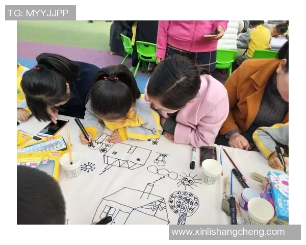 小学生创意无限足球场画作展现童真与梦想的奇妙世界